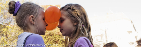 Kinder spielend
