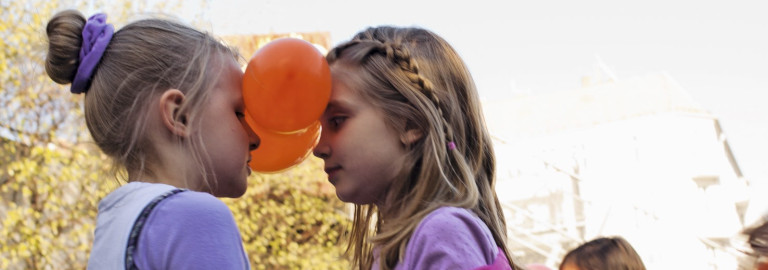 Kinder spielend